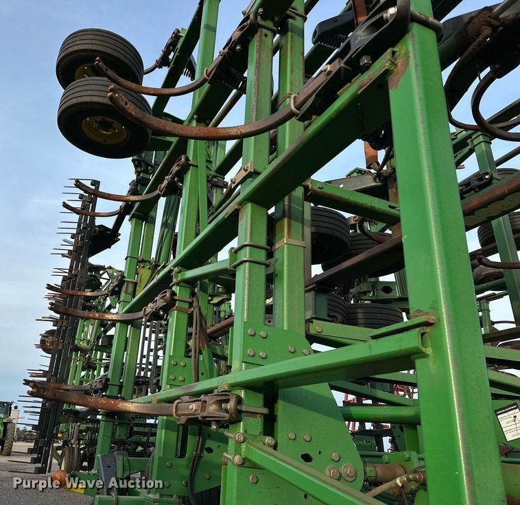 image for item DQ1575 2000 John Deere 2400 chisel