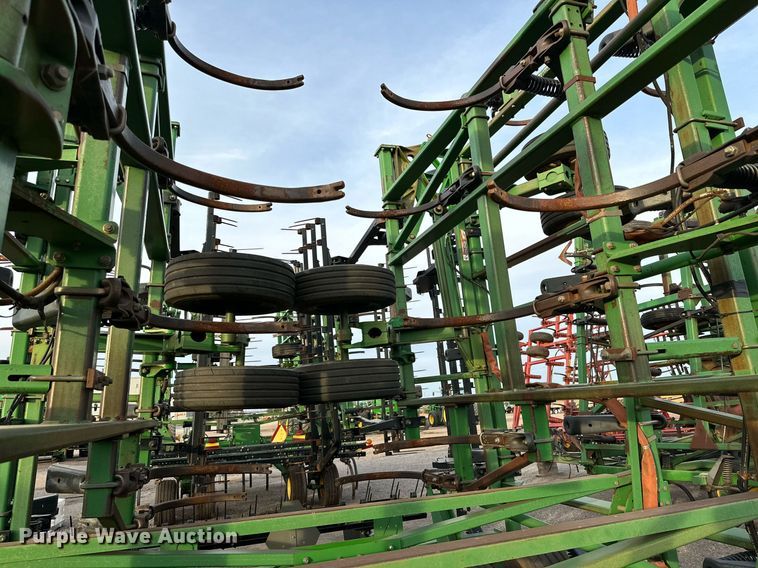 image for item DQ1575 2000 John Deere 2400 chisel