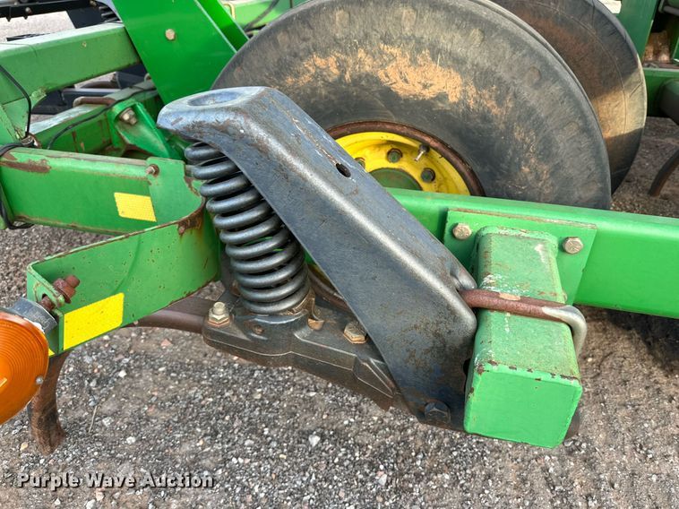 image for item DQ1575 2000 John Deere 2400 chisel