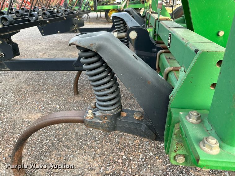 image for item DQ1575 2000 John Deere 2400 chisel