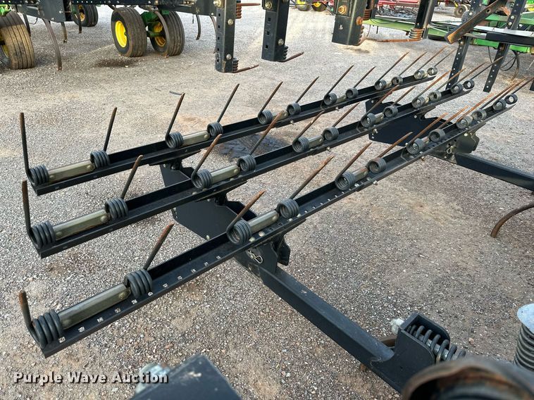 image for item DQ1575 2000 John Deere 2400 chisel