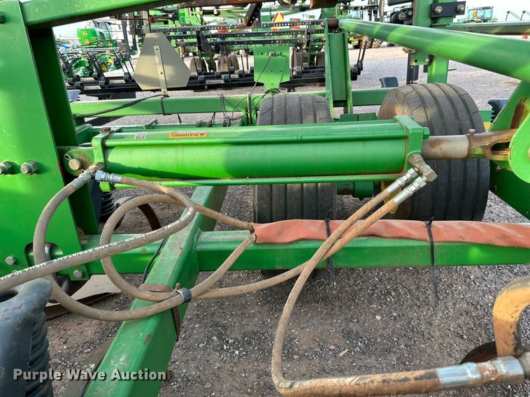 image for item DQ1575 2000 John Deere 2400 chisel