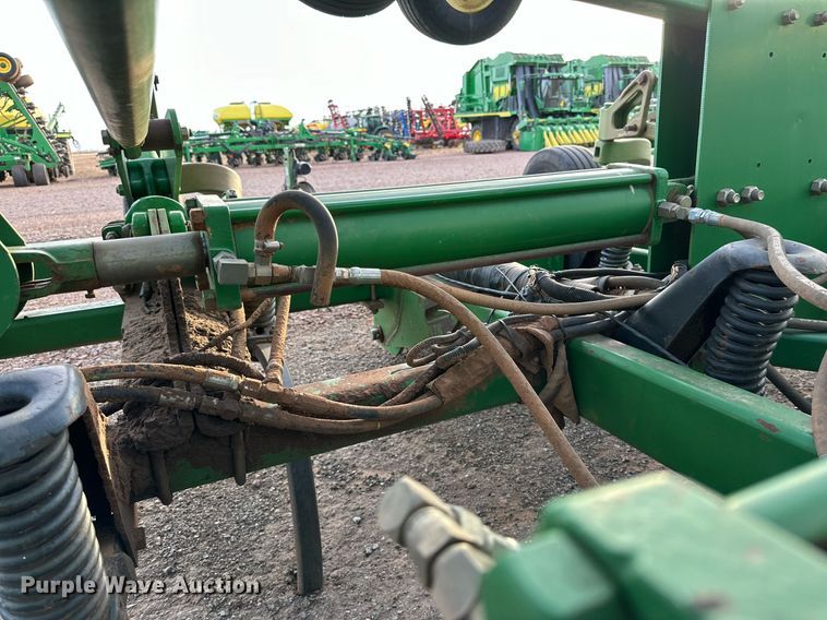 image for item DQ1575 2000 John Deere 2400 chisel