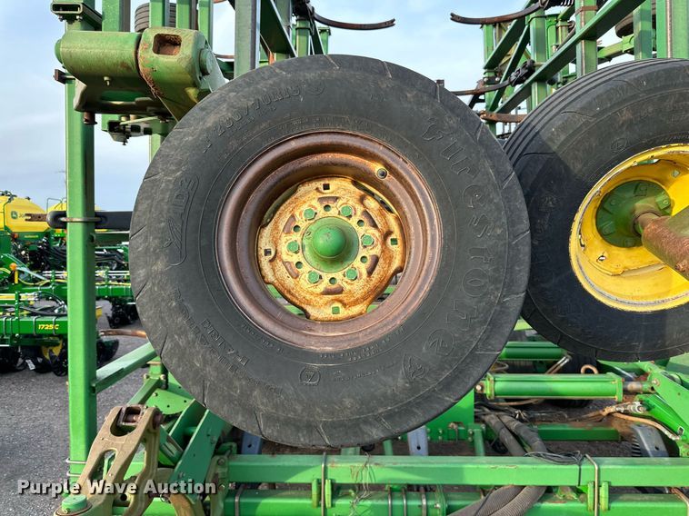 image for item DQ1575 2000 John Deere 2400 chisel