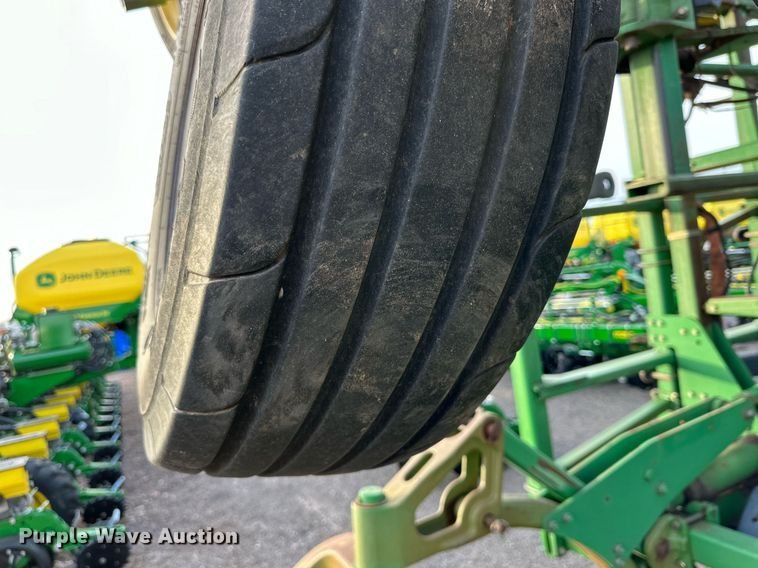 image for item DQ1575 2000 John Deere 2400 chisel