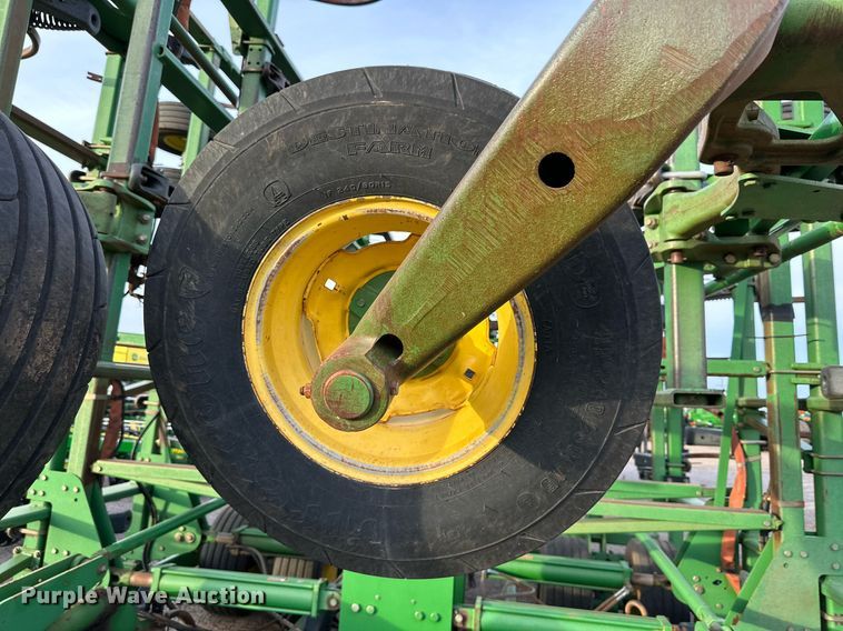 image for item DQ1575 2000 John Deere 2400 chisel