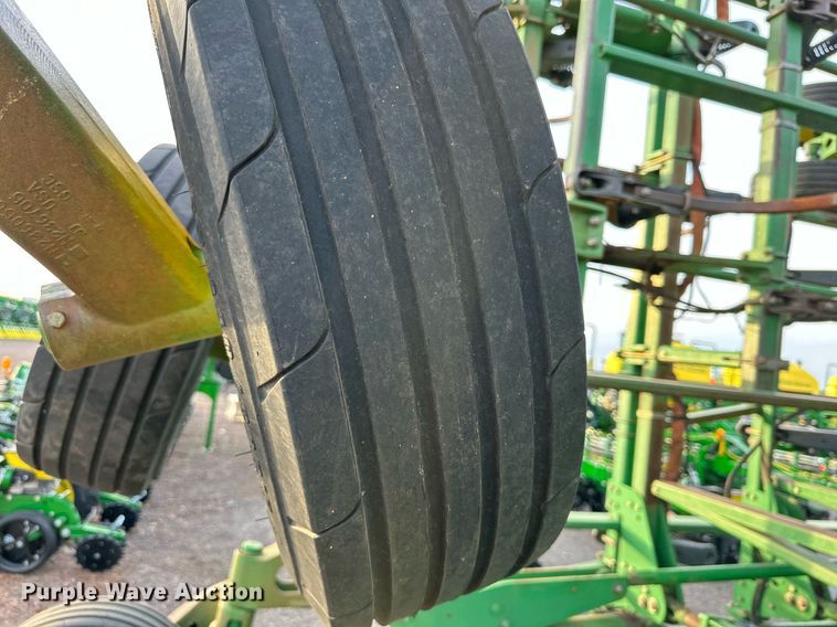 image for item DQ1575 2000 John Deere 2400 chisel