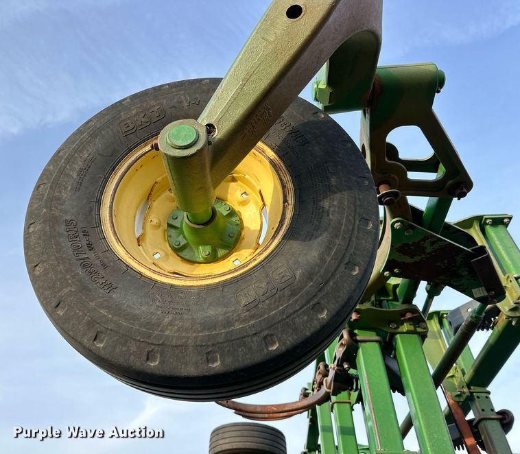 image for item DQ1575 2000 John Deere 2400 chisel