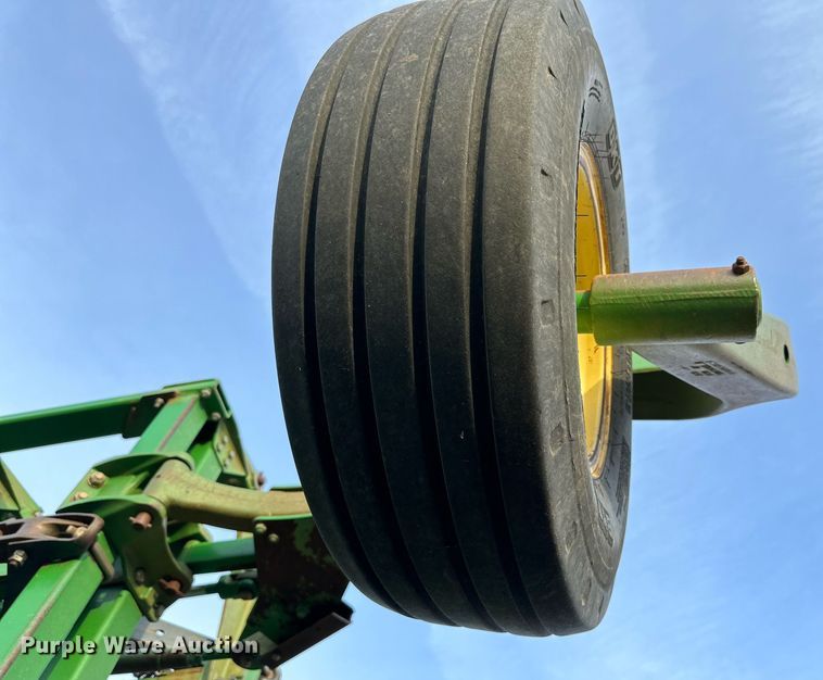 image for item DQ1575 2000 John Deere 2400 chisel