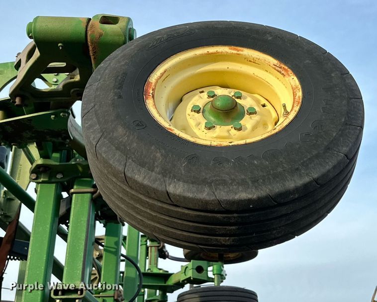 image for item DQ1575 2000 John Deere 2400 chisel