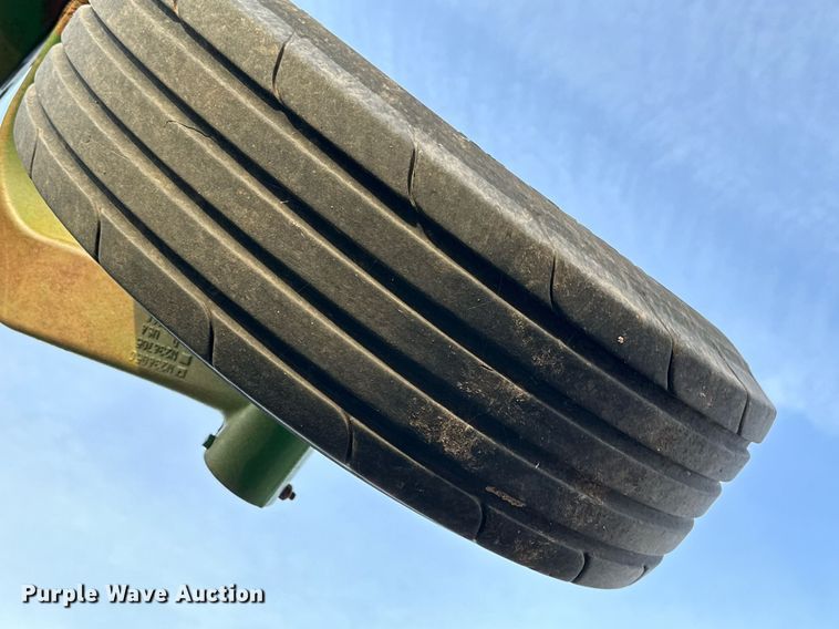 image for item DQ1575 2000 John Deere 2400 chisel