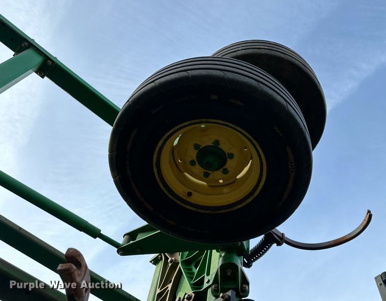 image for item DQ1575 2000 John Deere 2400 chisel