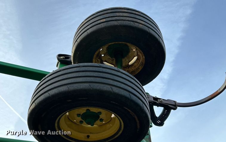 image for item DQ1575 2000 John Deere 2400 chisel