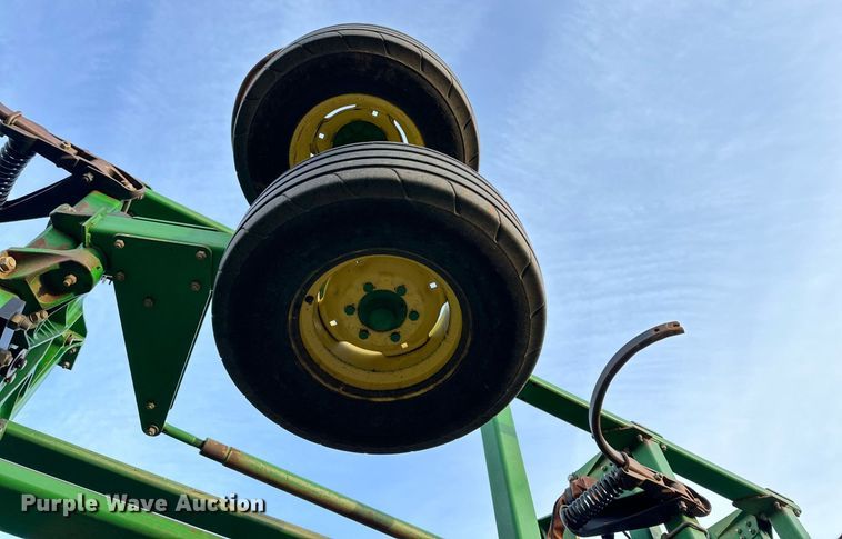 image for item DQ1575 2000 John Deere 2400 chisel