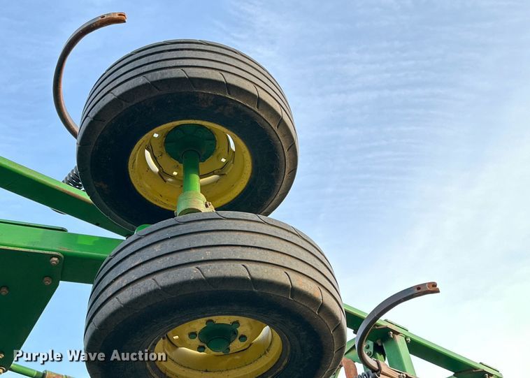 image for item DQ1575 2000 John Deere 2400 chisel