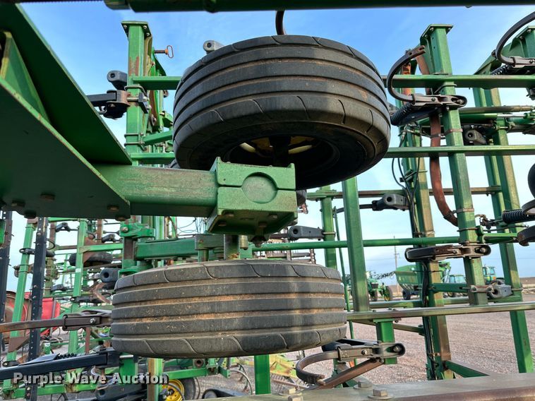 image for item DQ1575 2000 John Deere 2400 chisel