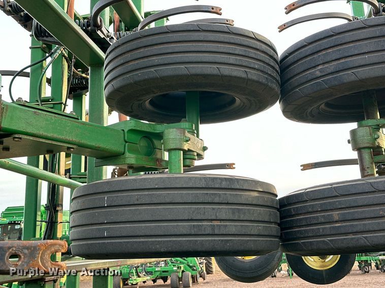 image for item DQ1575 2000 John Deere 2400 chisel