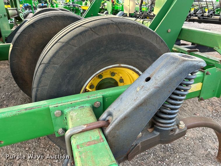 image for item DQ1575 2000 John Deere 2400 chisel