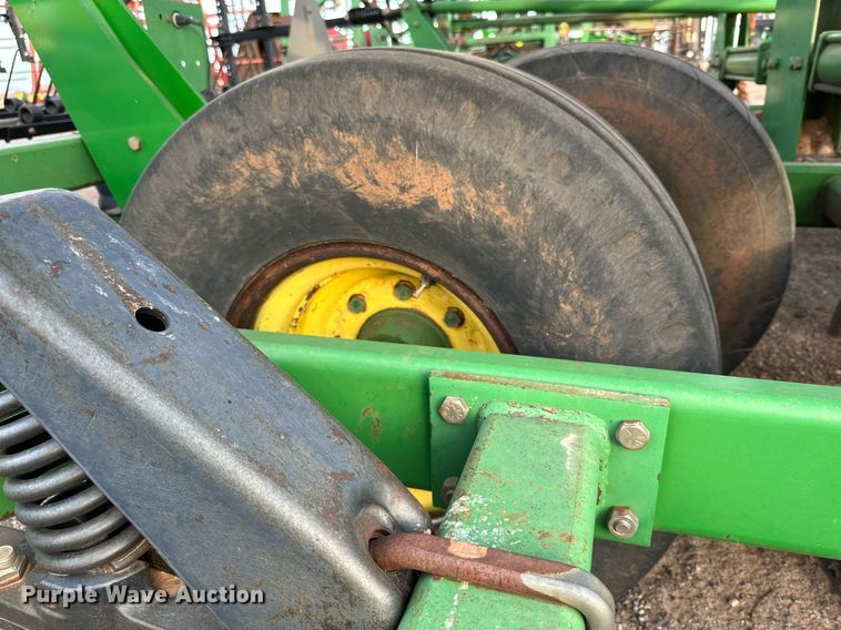 image for item DQ1575 2000 John Deere 2400 chisel