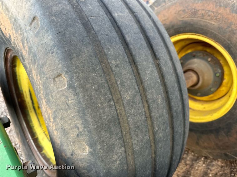 image for item DQ1575 2000 John Deere 2400 chisel