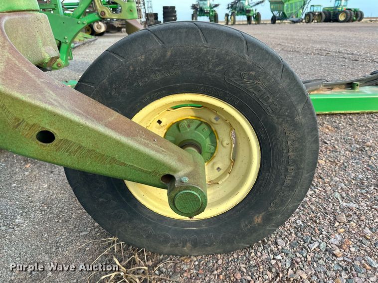 image for item DQ1575 2000 John Deere 2400 chisel