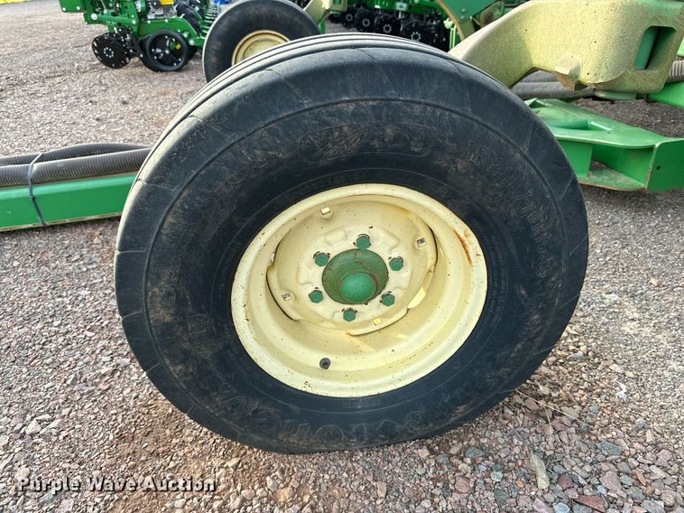 image for item DQ1575 2000 John Deere 2400 chisel