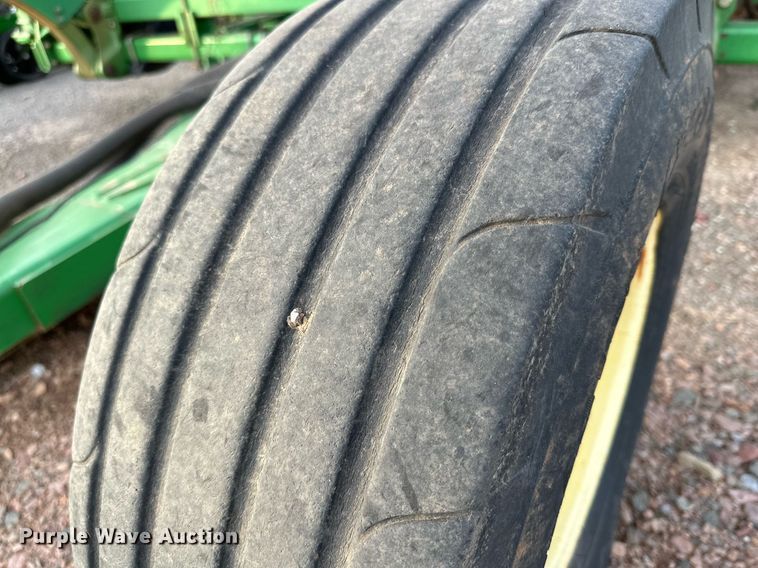 image for item DQ1575 2000 John Deere 2400 chisel