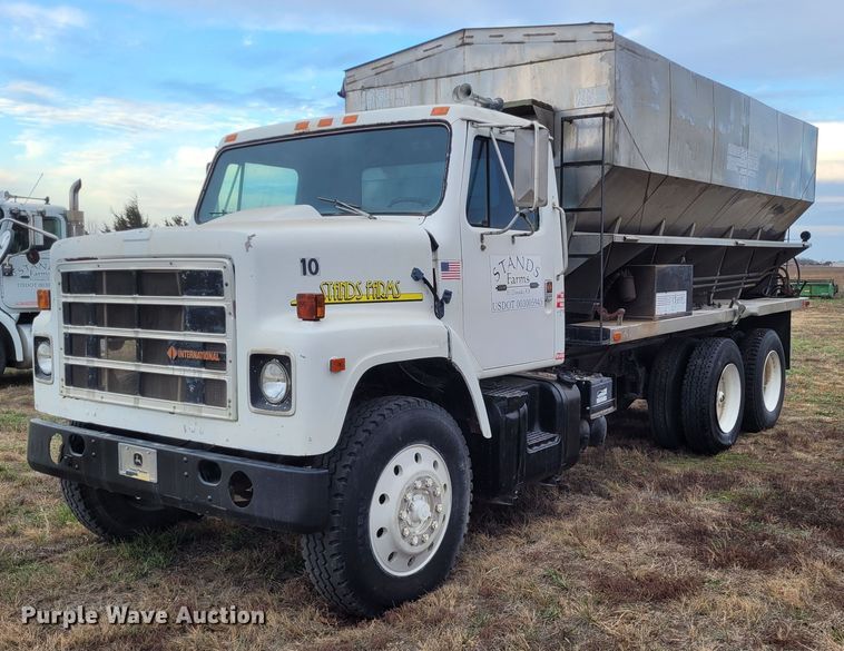 image for item EB9805 1988 International F2275  fertilizer delivery truck