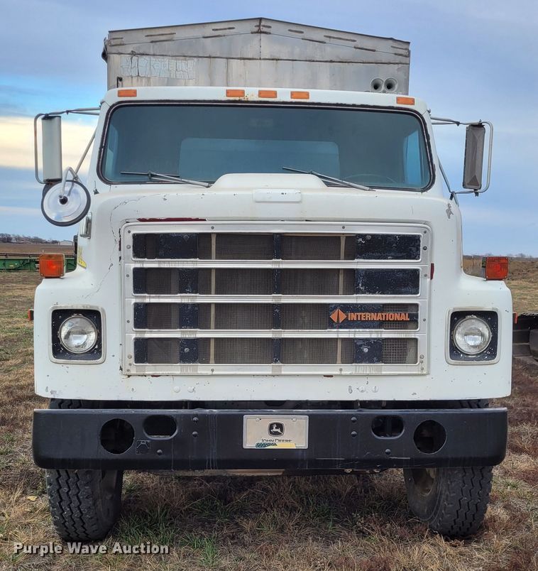 image for item EB9805 1988 International F2275  fertilizer delivery truck