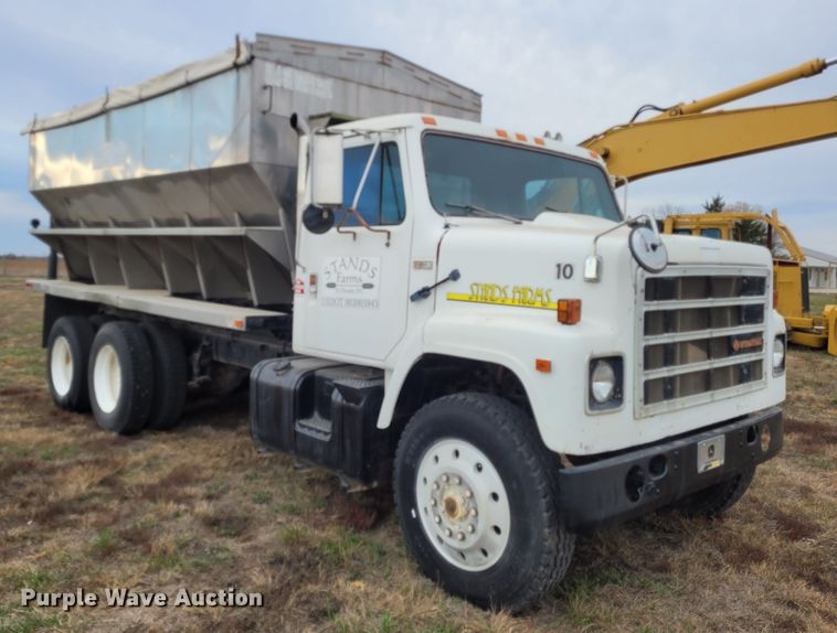 image for item EB9805 1988 International F2275  fertilizer delivery truck