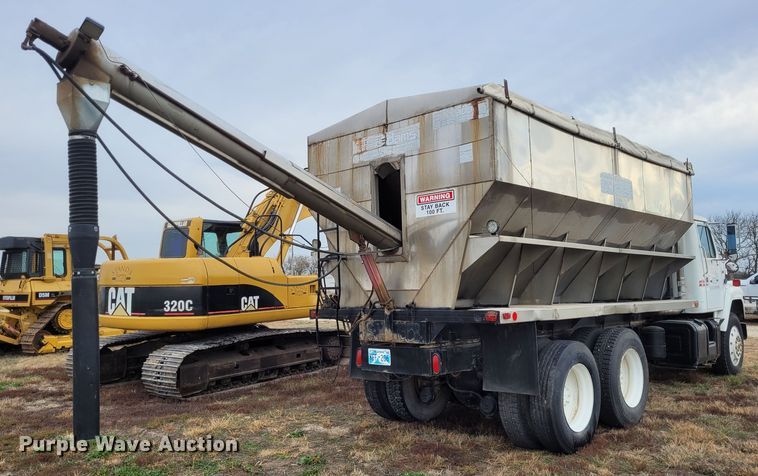 image for item EB9805 1988 International F2275  fertilizer delivery truck