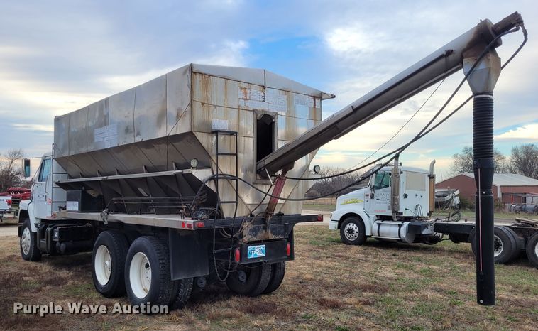 image for item EB9805 1988 International F2275  fertilizer delivery truck