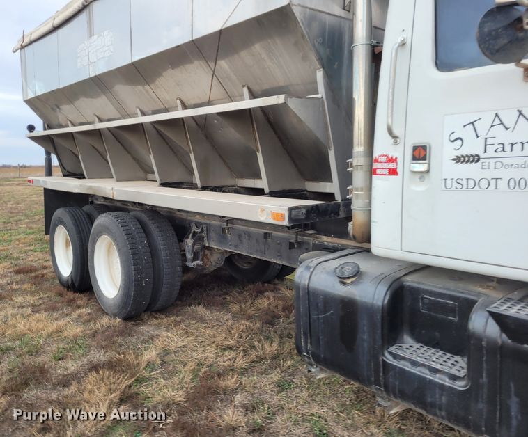 image for item EB9805 1988 International F2275  fertilizer delivery truck
