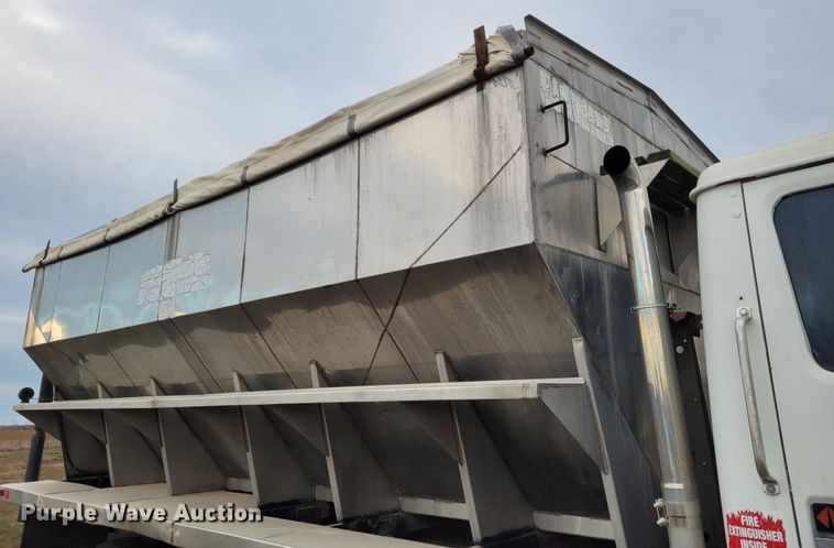 image for item EB9805 1988 International F2275  fertilizer delivery truck