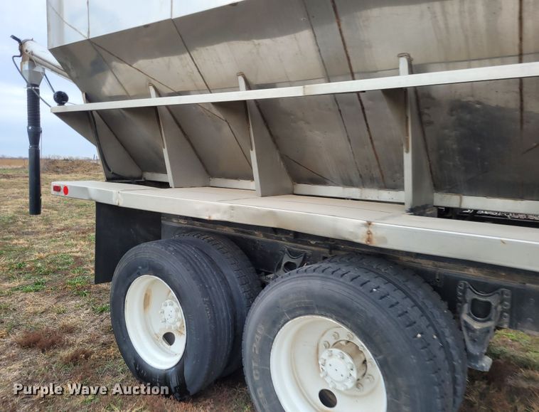 image for item EB9805 1988 International F2275  fertilizer delivery truck