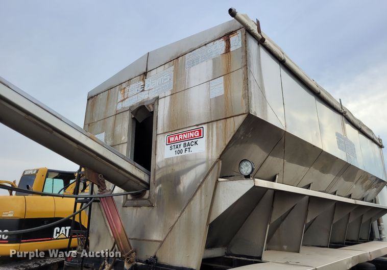 image for item EB9805 1988 International F2275  fertilizer delivery truck