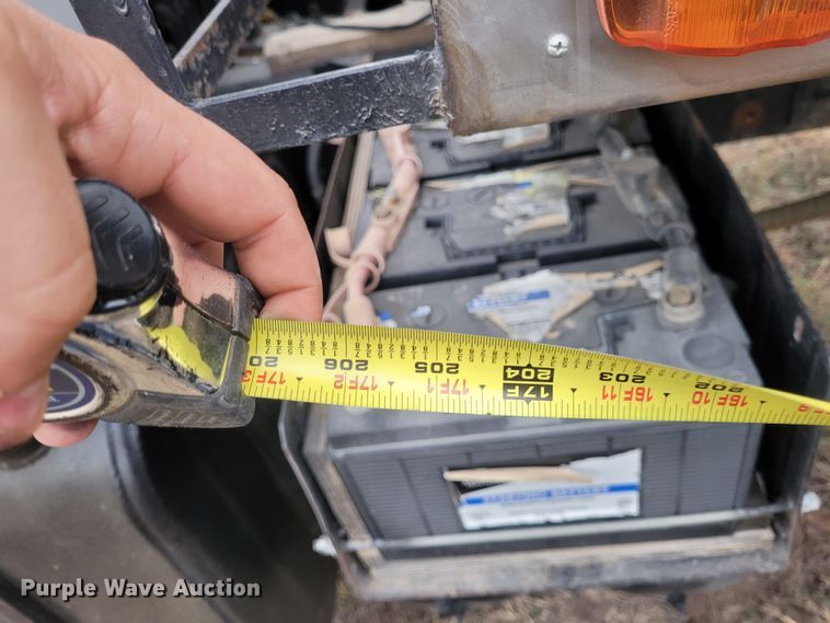 image for item EB9805 1988 International F2275  fertilizer delivery truck