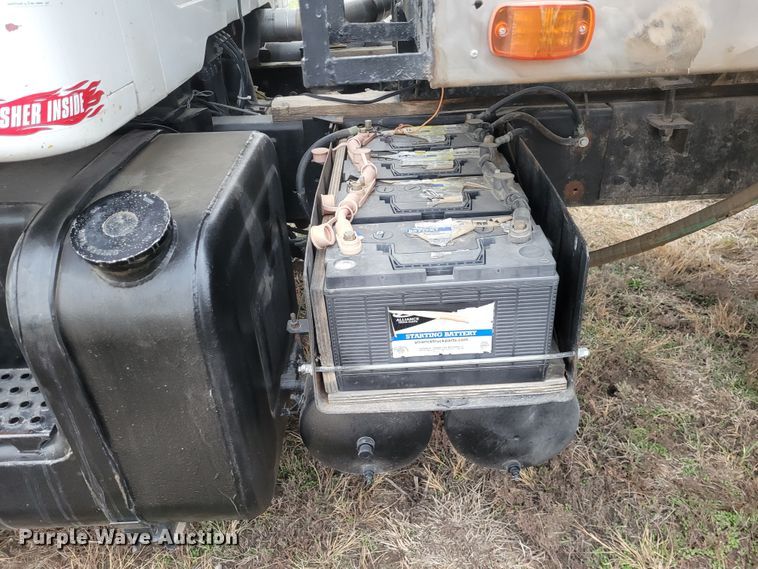 image for item EB9805 1988 International F2275  fertilizer delivery truck