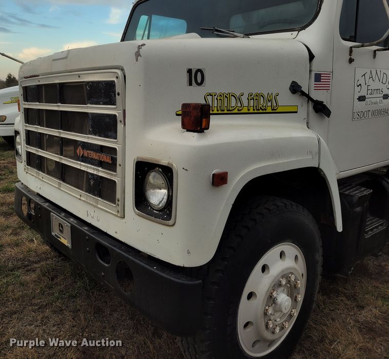 image for item EB9805 1988 International F2275  fertilizer delivery truck