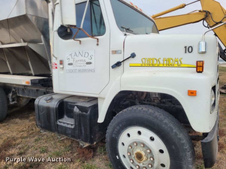 image for item EB9805 1988 International F2275  fertilizer delivery truck