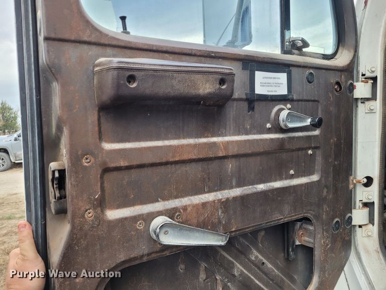 image for item EB9805 1988 International F2275  fertilizer delivery truck