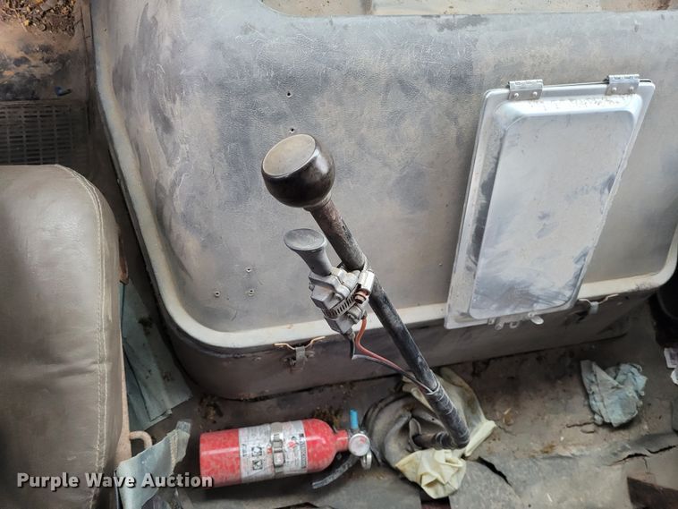 image for item EB9805 1988 International F2275  fertilizer delivery truck