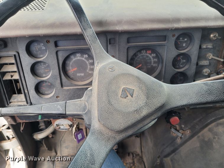 image for item EB9805 1988 International F2275  fertilizer delivery truck