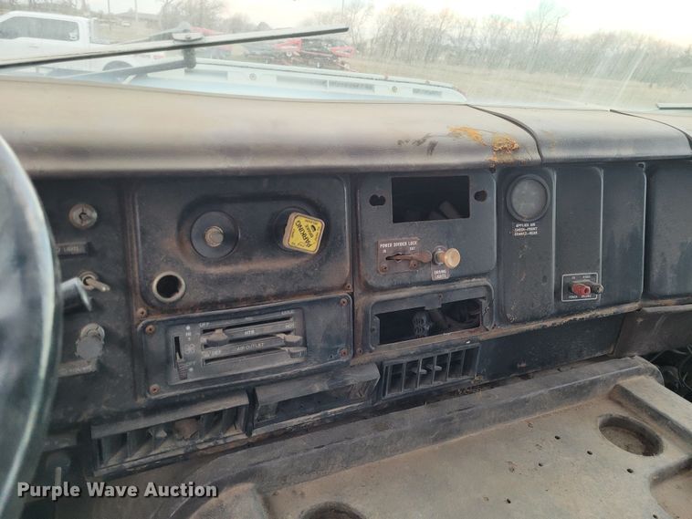 image for item EB9805 1988 International F2275  fertilizer delivery truck