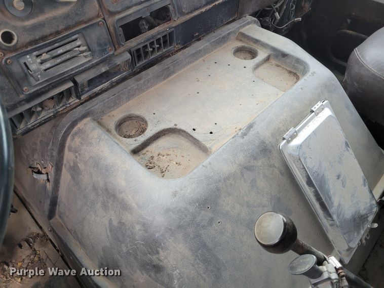 image for item EB9805 1988 International F2275  fertilizer delivery truck