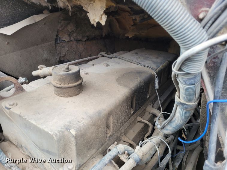 image for item EB9805 1988 International F2275  fertilizer delivery truck