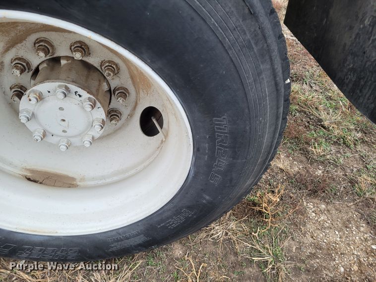 image for item EB9805 1988 International F2275  fertilizer delivery truck