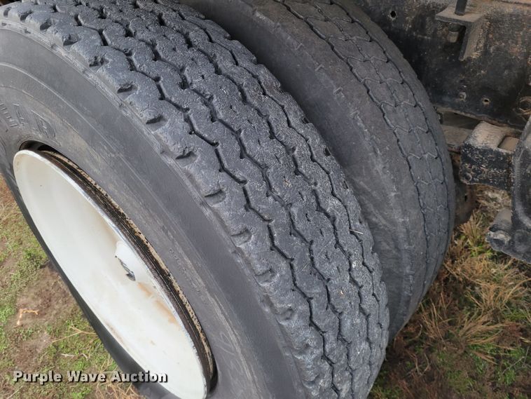 image for item EB9805 1988 International F2275  fertilizer delivery truck