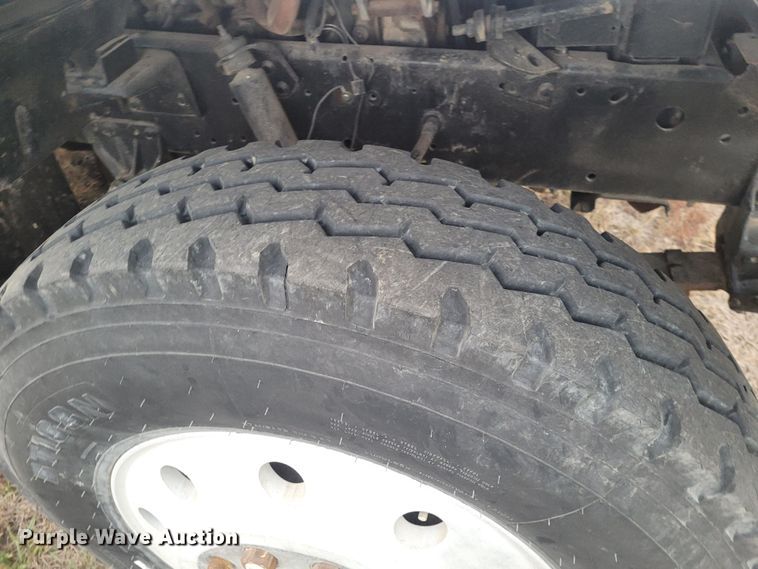 image for item EB9805 1988 International F2275  fertilizer delivery truck