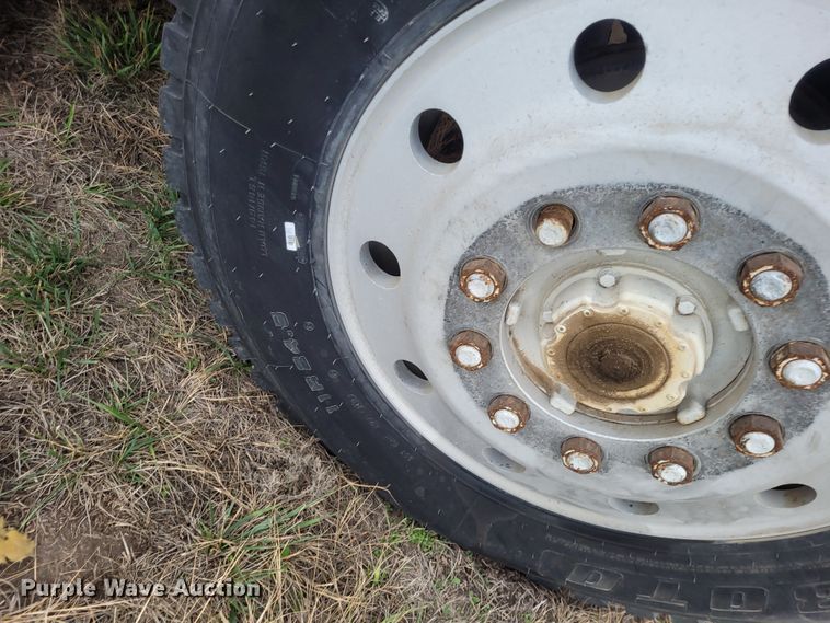 image for item EB9805 1988 International F2275  fertilizer delivery truck